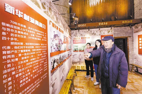 知青故事紀(jì)念館是深受村民喜歡的打卡點(diǎn)，80多歲的老知青梁錦華常來(lái)這里重溫以前的歲月。