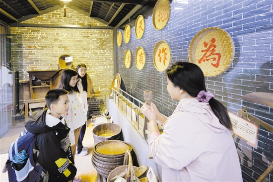 農(nóng)耕文化展示館里的農(nóng)具全是村民捐獻(xiàn)的，引發(fā)了孩子們的好奇心。