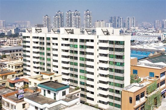 村民公寓樓拔地而起，大幅提升村民居住水平的同時(shí)還增加了村集體經(jīng)濟(jì)收入。