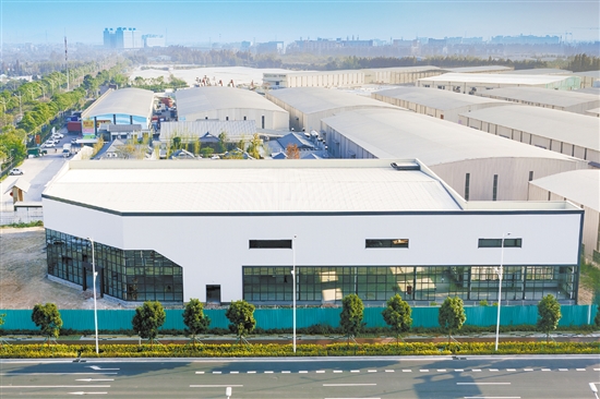 新華城商鋪?lái)?xiàng)目正在加緊建設(shè)，這是該村招商引資的新引擎。