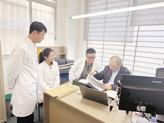 評審專家對江門市中心醫(yī)院法醫(yī)物證司法鑒定所進(jìn)行全面評查。