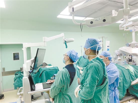 根據(jù)機(jī)器人的導(dǎo)航，骨科醫(yī)護(hù)團(tuán)隊(duì)為患者精準(zhǔn)置入內(nèi)植入物。