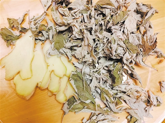 用艾葉、生姜泡腳具有溫經(jīng)、散寒、止痛的功效。