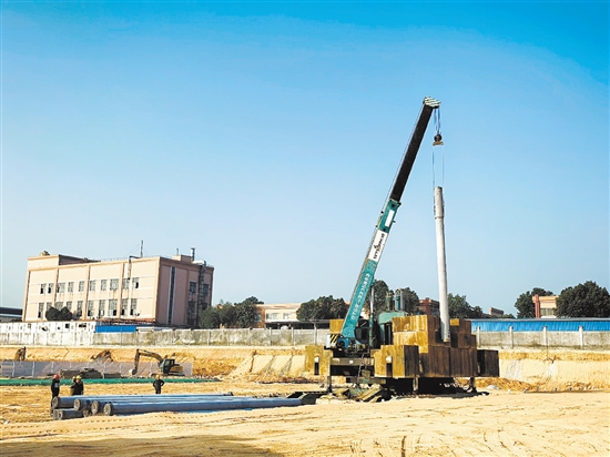 打樁機在工地上繁忙作業(yè)。鄧少軍