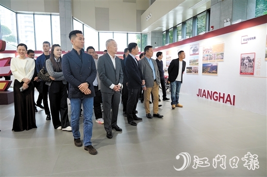 企業(yè)家們參觀江海區(qū)建區(qū)30周年檔案展。