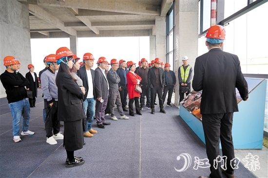 企業(yè)家們從江海區(qū)社會(huì)智慧治理技術(shù)創(chuàng)新中心16樓俯瞰安全應(yīng)急產(chǎn)業(yè)園。