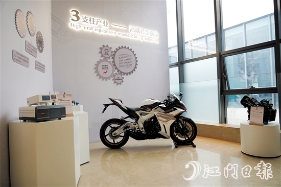 龍溪湖江海區(qū)產(chǎn)業(yè)展廳展示著一輛“江海造”摩托車。