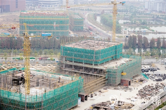 江門安全應(yīng)急產(chǎn)業(yè)園區(qū)內(nèi)，各項(xiàng)目正如火如荼建設(shè)中。