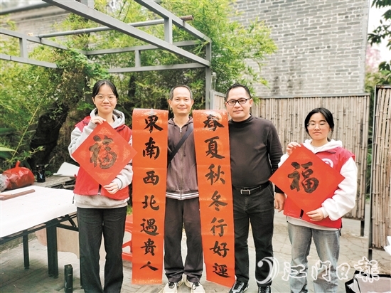 群眾拿到揮春后臉上洋溢著幸福的笑容。