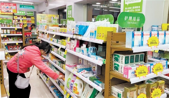 市民在藥店內(nèi)選購藥品。