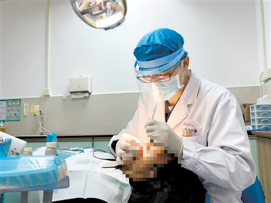 應對下頜后縮，早期干預和正確治療很重要。