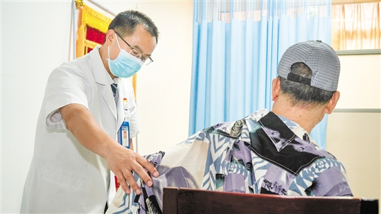 皮膚科醫(yī)生為來診患者檢查身體。