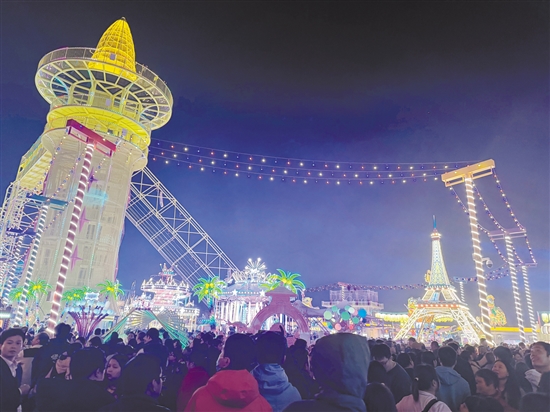 夢回開平·僑海華韻街區(qū)人頭攢動(dòng)，熱鬧非凡。