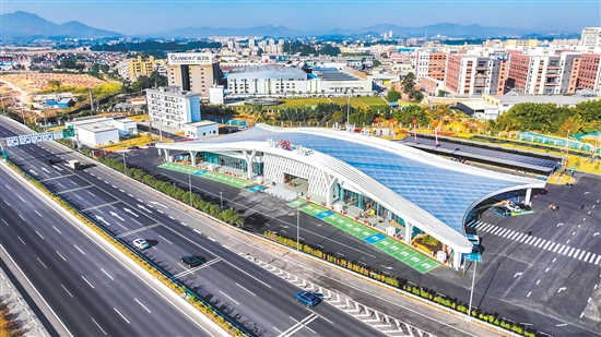 址山服務(wù)區(qū)（北區(qū)）著力打造新能源特色服務(wù)區(qū)典范。