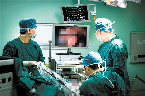 神經(jīng)外科團(tuán)隊(duì)為患者進(jìn)行手術(shù)。