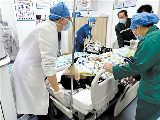 急診科為患者搶救贏得時(shí)間。