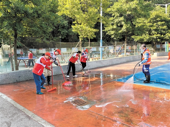 工作人員對(duì)重點(diǎn)區(qū)域進(jìn)行清理。