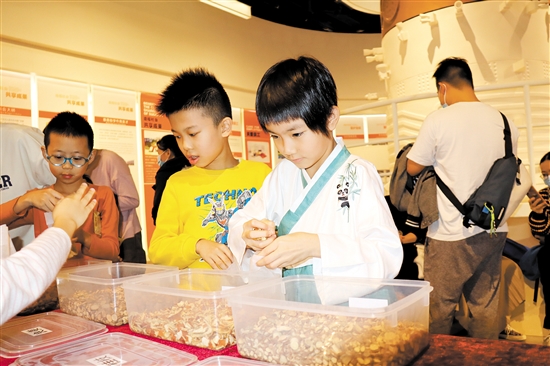 小朋友走進李錦記新會生產基地，了解調味品的制作。