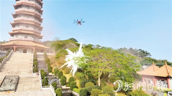 無人機精準投下一枚滅火彈，瞬間四周騰起白色霧氣，火勢得到有效控制。