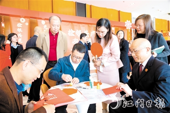 活動現(xiàn)場，不少人親手制作廉潔手工藝品。