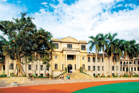 臺(tái)山一中教學(xué)大樓。