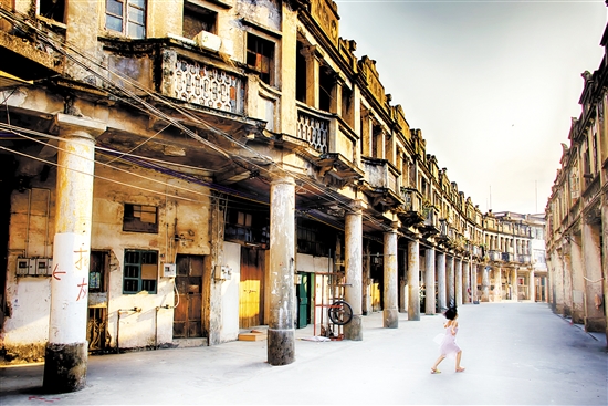 建于1927年的白沙鎮(zhèn)健康路騎樓群形成一個(gè)古樸僑墟，散發(fā)著獨(dú)特的魅力。