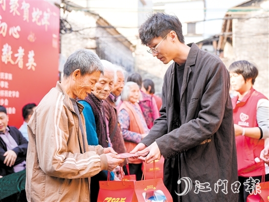 禮樂鄉(xiāng)親接收慰問金以及禮物。