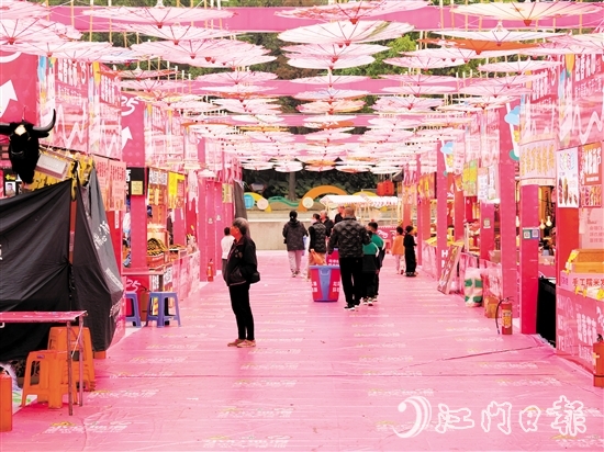 江南文化廣場的迎春花市充滿了濃濃的中國風元素。劉瓊