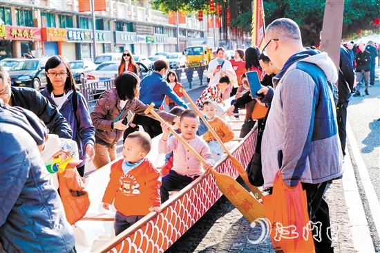 禮樂龍舟劃進(jìn)“非遺版”春節(jié)，吸引眾多市民圍觀體驗(yàn)。