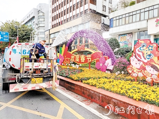 環(huán)衛(wèi)工人用心澆灌植物，擦亮城市容顏。