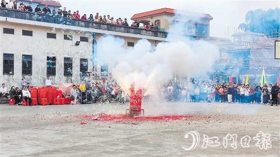 棠下鎮(zhèn)的傳統(tǒng)節(jié)慶活動(dòng)搶花炮吸引了眾多村民圍觀和參與。