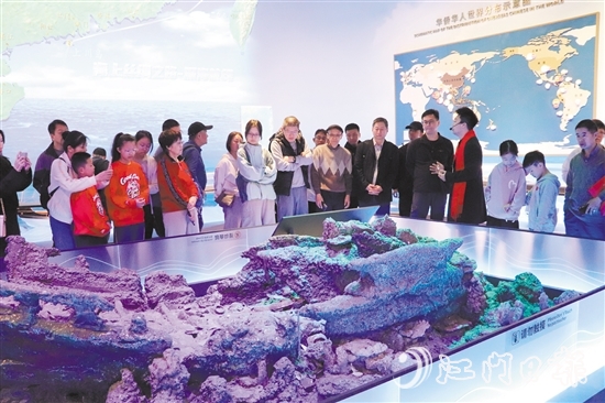 市民游客到僑博館重溫華僑歷史。