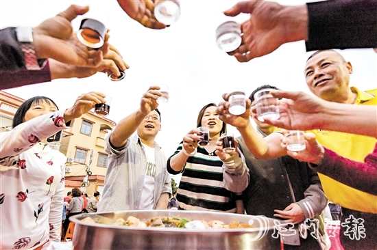 棠下鎮(zhèn)橫江東邊村的村民組織晚宴、共慶春節(jié)。