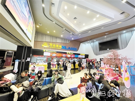 大年初二，江門萬達(dá)影城迎來許多觀影的市民。