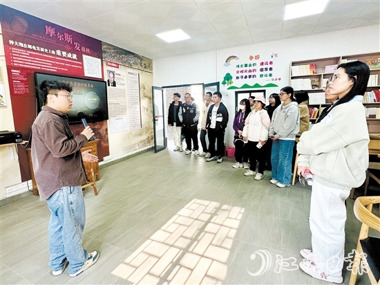 學(xué)子走訪省“百千萬工程”典型村和企業(yè)，了解家鄉(xiāng)發(fā)展情況。