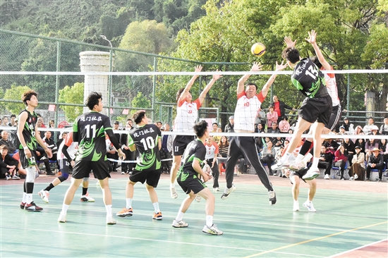 臺山市北陡鎮(zhèn)九人排球賽激情上演。