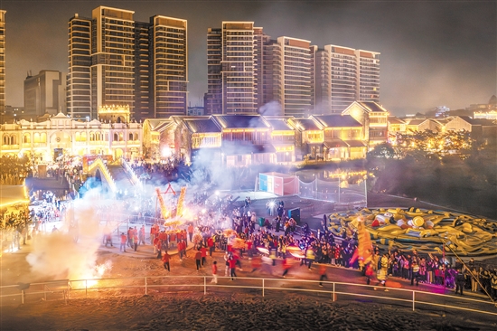 在鶴山古勞水鄉(xiāng)，火龍表演增添濃濃年味。