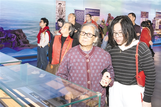 游客在中國僑都華僑華人博物館領略僑鄉(xiāng)文化魅力。