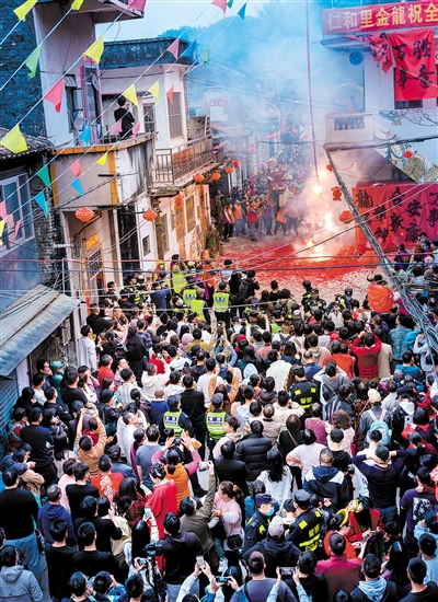 新會區(qū)三江鎮(zhèn)仁和里金龍巡游，鞭炮齊鳴。