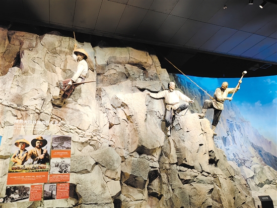 僑博館再現(xiàn)華工在美修建鐵路情景。