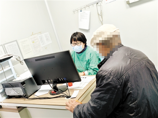 出現(xiàn)流感癥狀應(yīng)及時(shí)就醫(yī)。