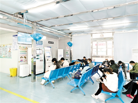 近期發(fā)熱門診候診病人多。