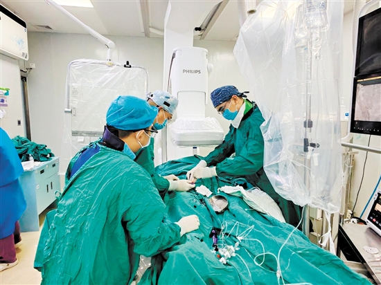 醫(yī)生救治心腦血管疾病患者。