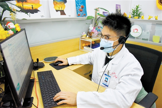 江門市24小時(shí)心理援助熱線組工作人員為市民提供心理咨詢服務(wù)。