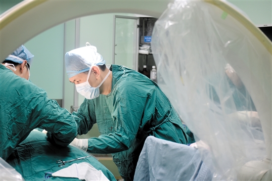 疼痛科團(tuán)隊(duì)將電極精確植入患者脊髓特定位置。