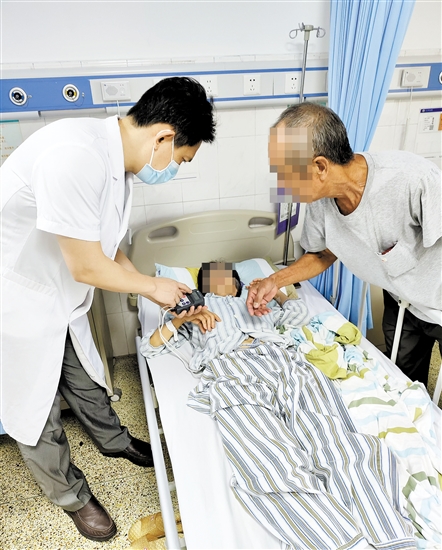 黃俊偉查房，查看患者情況。