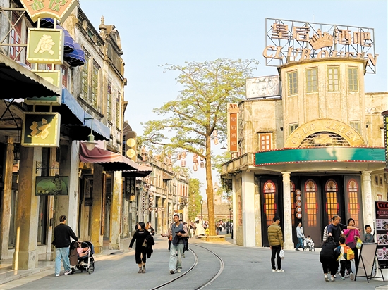 在赤坎華僑古鎮(zhèn)，游客可以漫步游覽觀賞600多座騎樓建筑。