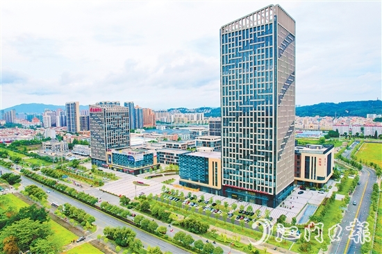 作為全市唯一的國家高新區(qū)，江海區(qū)要勇當(dāng)全市制造業(yè)高質(zhì)量發(fā)展“先行區(qū)”“排頭兵”。邱昱