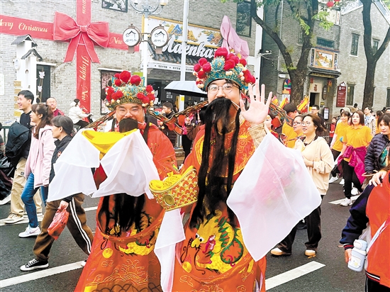 由賀歲人偶、卡通人偶組成的“顯眼包”方陣格外吸睛。