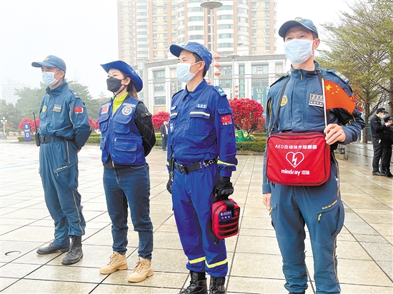 藍(lán)天救援隊(duì)隊(duì)員一早趕到活動(dòng)現(xiàn)場(chǎng)，保障參賽者能隨時(shí)獲得專業(yè)的應(yīng)急救援服務(wù)。